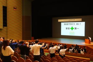 「ゼロ災で行こう-ヨシ！」と声を合わせる参加者の皆さん