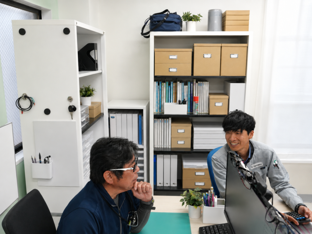 普段はとなり合うデスクで仕事をするふたり