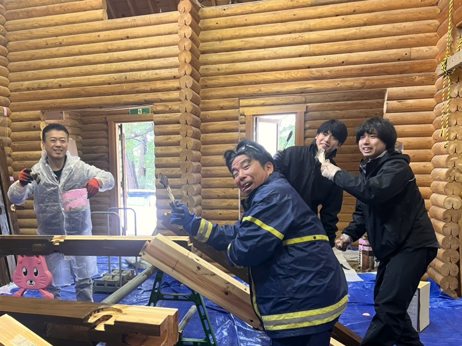 「ヤマタ鳥取砂丘ステイション」のオープンに向けた作業の合間に、みんなで撮影。